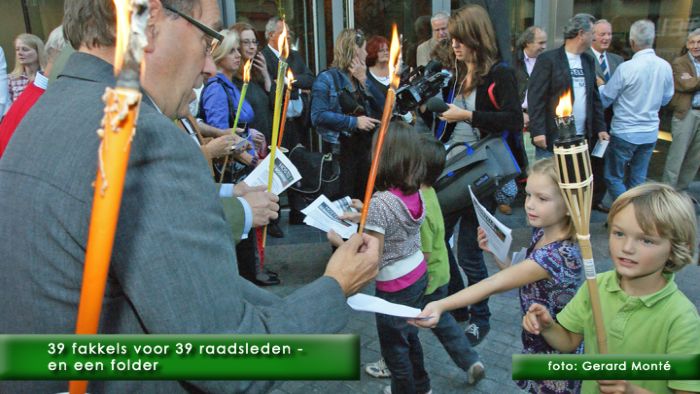 montE3762- fakkeloptocht hostels 2-  web 2009