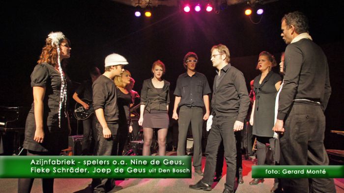 1montE10344- Curtains Up - Op zoek naar een auteur-  web 2011