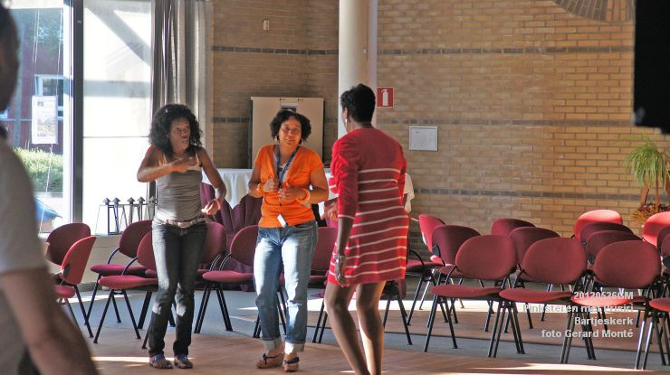 DSC06047- multiculturele activiteit  met Prisiri - Bartjeskerk - foto GerardMontE - 26mei2012 web