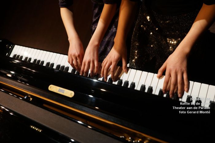 DSC08022- koffie bij de piano ThadP - 5apr2015 -  foto GerardMontE web