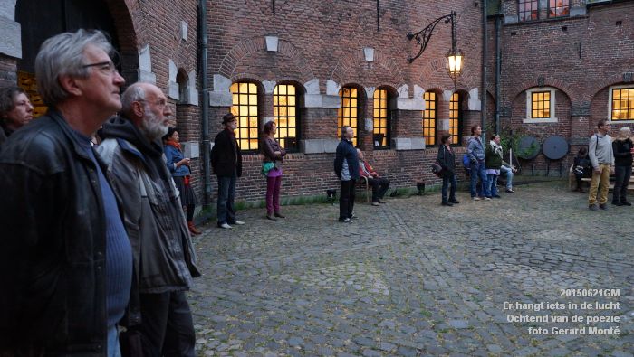 DSC01775- Er hangt iets in de lucht - Ochtend van de poEzie - 21juni2015 - foto GerardMontE web