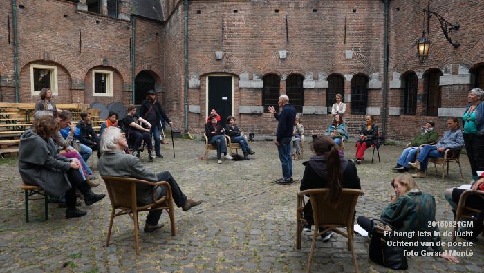DSC01884- Er hangt iets in de lucht - Ochtend van de poEzie - 21juni2015 - foto GerardMontE web