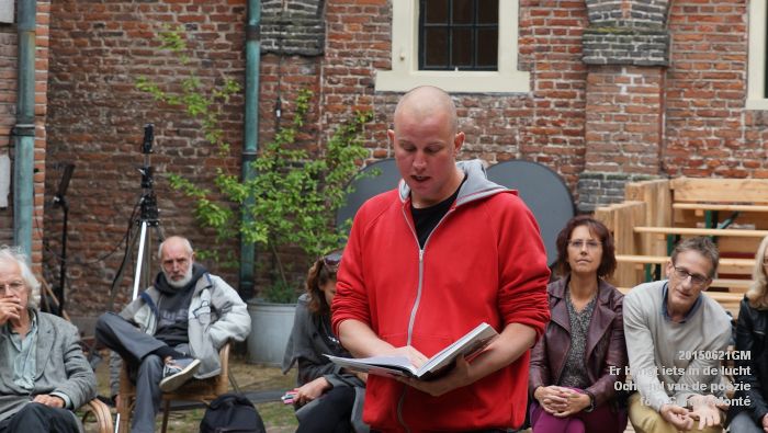 DSC01895- Er hangt iets in de lucht - Ochtend van de poEzie - 21juni2015 - foto GerardMontE web