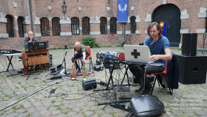 DSC03122- Er hangt iets in de lucht - The Monochrome - 26juni2015 - foto GerardMontE web