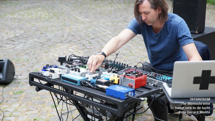 DSC03130- Er hangt iets in de lucht - The Monochrome - 26juni2015 - foto GerardMontE web