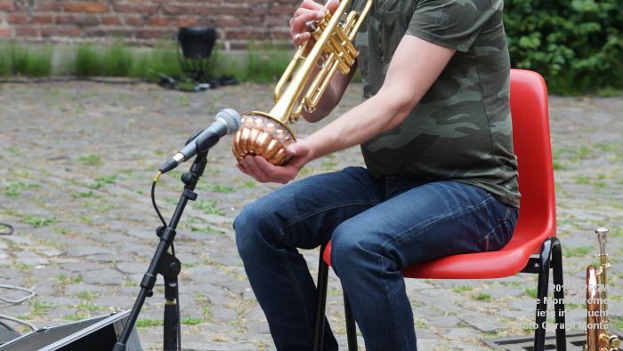 DSC03132- Er hangt iets in de lucht - The Monochrome - 26juni2015 - foto GerardMontE web