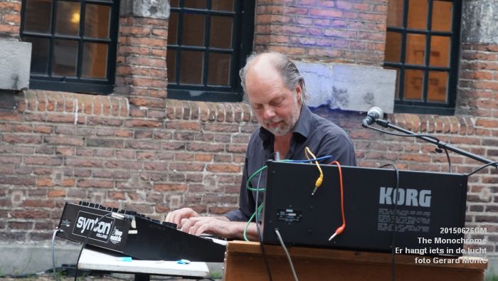 DSC03144- Er hangt iets in de lucht - The Monochrome - 26juni2015 - foto GerardMontE web