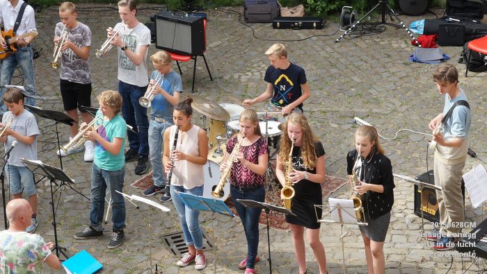 DSC04177- Er hangt iets in de lucht - finissage zondag - 28juni2015 - foto GerardMontE klein