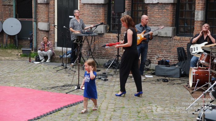 DSC04230- Er hangt iets in de lucht - finissage zondag - 28juni2015 - foto GerardMontE klein