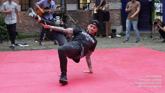 DSC04379- Er hangt iets in de lucht - finissage zondag - 28juni2015 - foto GerardMontE klein