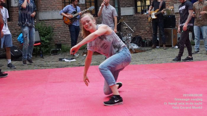 DSC04393- Er hangt iets in de lucht - finissage zondag - 28juni2015 - foto GerardMontE klein
