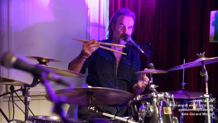 DSC00680- Het wordt weer zon dag - podium Azijnfabriek - 26juli2015 - foto GerardMontE web