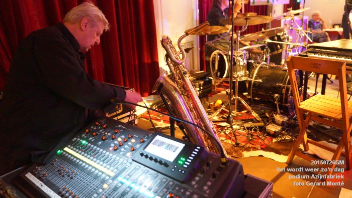 DSC00682- Het wordt weer zon dag - podium Azijnfabriek - 26juli2015 - foto GerardMontE web