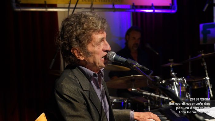 DSC00688- Het wordt weer zon dag - podium Azijnfabriek - 26juli2015 - foto GerardMontE web