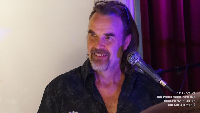 DSC00696- Het wordt weer zon dag - podium Azijnfabriek - 26juli2015 - foto GerardMontE web