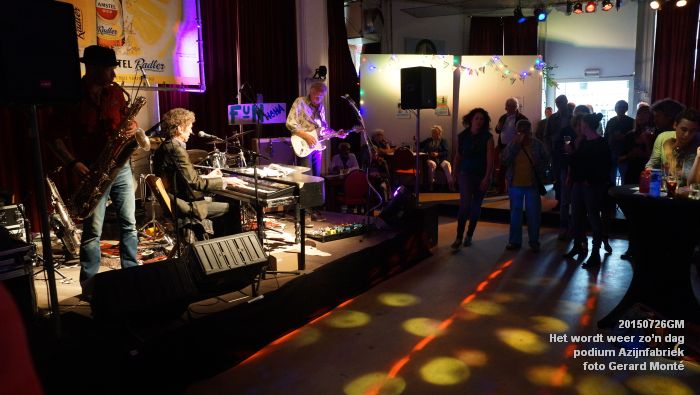 DSC00705- Het wordt weer zon dag - podium Azijnfabriek - 26juli2015 - foto GerardMontE web