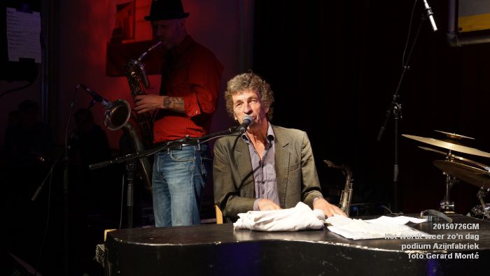 DSC00708- Het wordt weer zon dag - podium Azijnfabriek - 26juli2015 - foto GerardMontE web