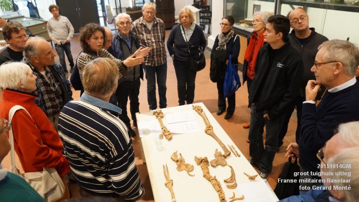 DSC05489- groot tuighuis - uitleg Franse militairen Baselaar - Constance van der Linde - 14okt2015 - foto GerardMontE web