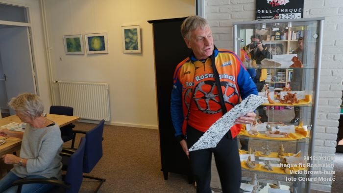 DSC05058- cheque FTC Rosmalen Vicki Brown-huis   - 11okt2015 - foto GerardMontE web