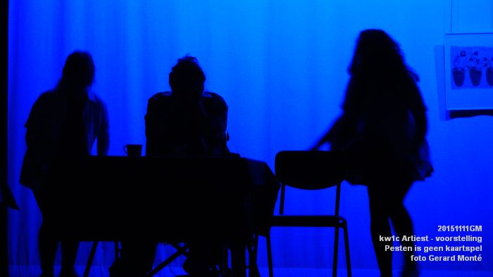 DSC03972- Kw1c Artiest - Pesten is geen kaartspel - voorstelling - 11nov2015 - foto GerardMontE web