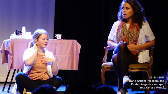 DSC03979- Kw1c Artiest - Pesten is geen kaartspel - voorstelling - 11nov2015 - foto GerardMontE web