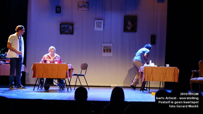 DSC03986- Kw1c Artiest - Pesten is geen kaartspel - voorstelling - 11nov2015 - foto GerardMontE web