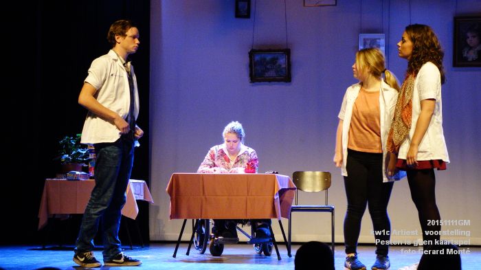 DSC03994- Kw1c Artiest - Pesten is geen kaartspel - voorstelling - 11nov2015 - foto GerardMontE web
