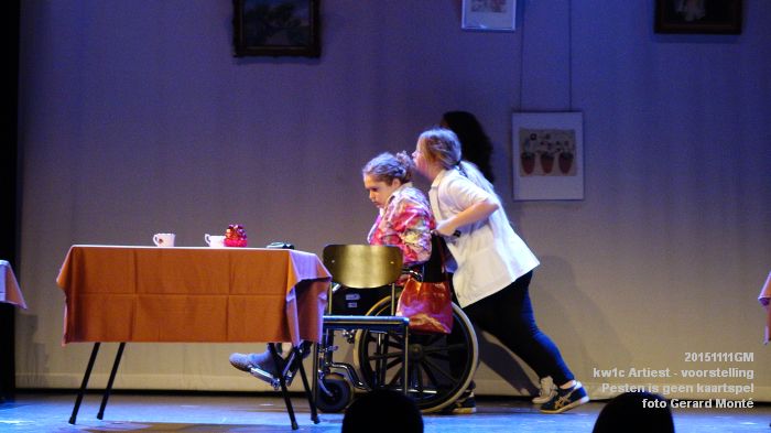DSC03998- Kw1c Artiest - Pesten is geen kaartspel - voorstelling - 11nov2015 - foto GerardMontE web