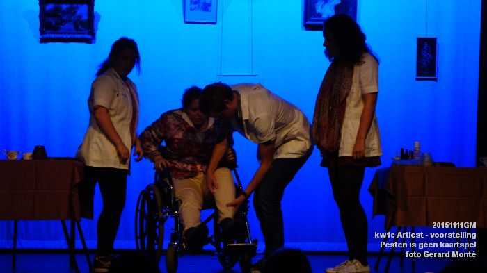 DSC04007- Kw1c Artiest - Pesten is geen kaartspel - voorstelling - 11nov2015 - foto GerardMontE web