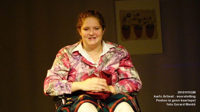DSC04015- Kw1c Artiest - Pesten is geen kaartspel - voorstelling - 11nov2015 - foto GerardMontE web