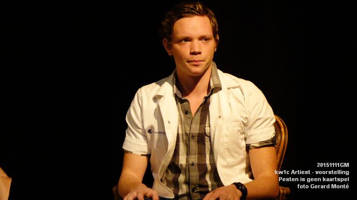 DSC04016- Kw1c Artiest - Pesten is geen kaartspel - voorstelling - 11nov2015 - foto GerardMontE web