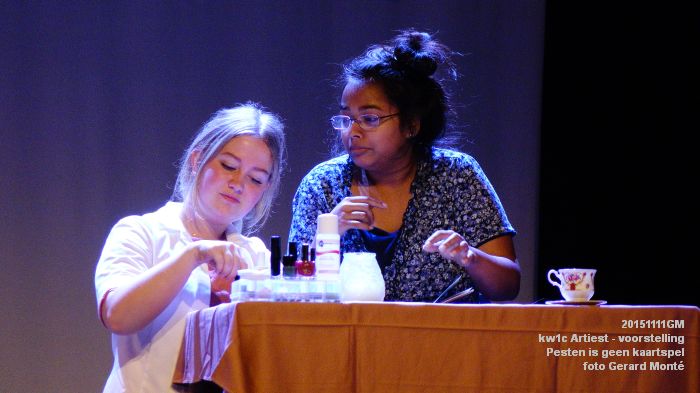 DSC04025- Kw1c Artiest - Pesten is geen kaartspel - voorstelling - 11nov2015 - foto GerardMontE web
