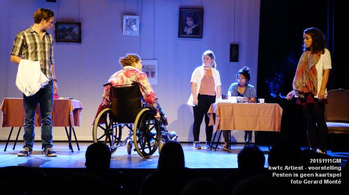 DSC04035- Kw1c Artiest - Pesten is geen kaartspel - voorstelling - 11nov2015 - foto GerardMontE web