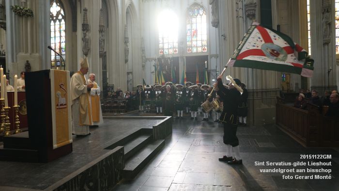 DSC03637- Sint Servatius-gilde uit Lieshout in Sint-Jan en vaandelgroet aan bisschop - 22nov2015 - foto GerardMontE web