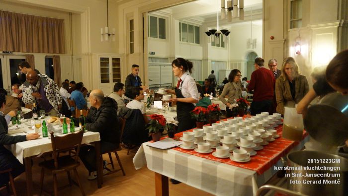 DSC09395- Kerstmaaltijd met vluchtelingen in Sint-Janscentrum - lichtjesroute - Sint-Jan - 23dec2015 - foto GerardMontE web