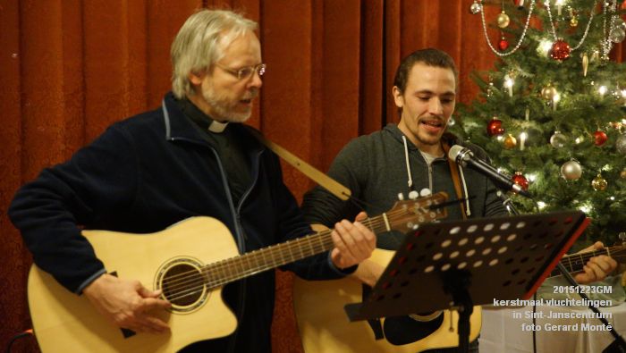 DSC09540- Kerstmaaltijd met vluchtelingen in Sint-Janscentrum - lichtjesroute - Sint-Jan - 23dec2015 - foto GerardMontE web