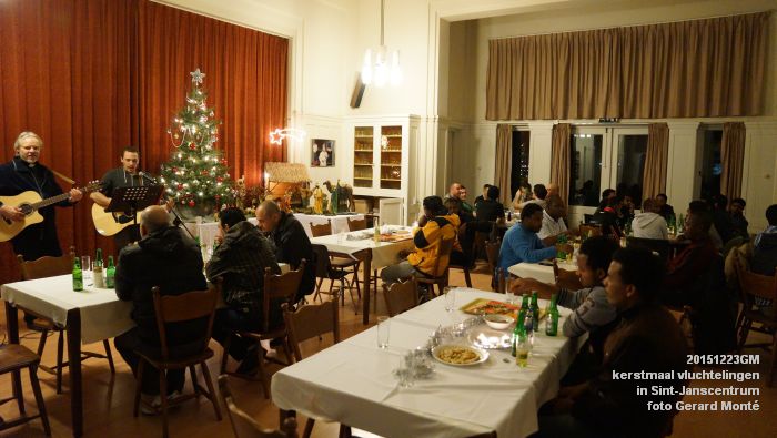 DSC09544- Kerstmaaltijd met vluchtelingen in Sint-Janscentrum - lichtjesroute - Sint-Jan - 23dec2015 - foto GerardMontE web