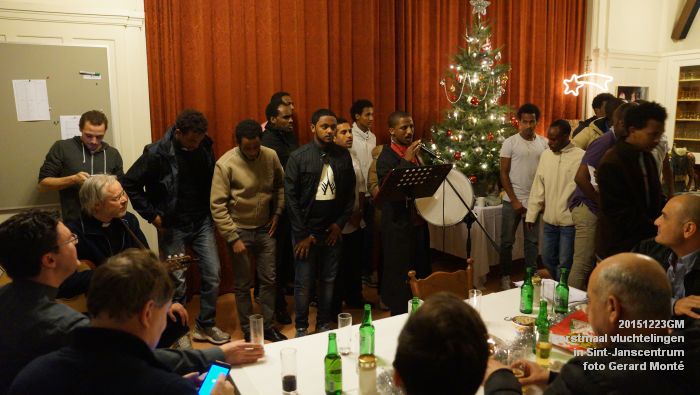 DSC09570- Kerstmaaltijd met vluchtelingen in Sint-Janscentrum - lichtjesroute - Sint-Jan - 23dec2015 - foto GerardMontE web