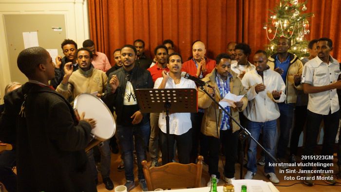 DSC09572- Kerstmaaltijd met vluchtelingen in Sint-Janscentrum - lichtjesroute - Sint-Jan - 23dec2015 - foto GerardMontE web