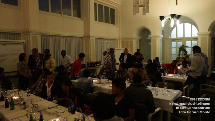bDSC09384- Kerstmaaltijd met vluchtelingen in Sint-Janscentrum - lichtjesroute - Sint-Jan - 23dec2015 - foto GerardMontE web