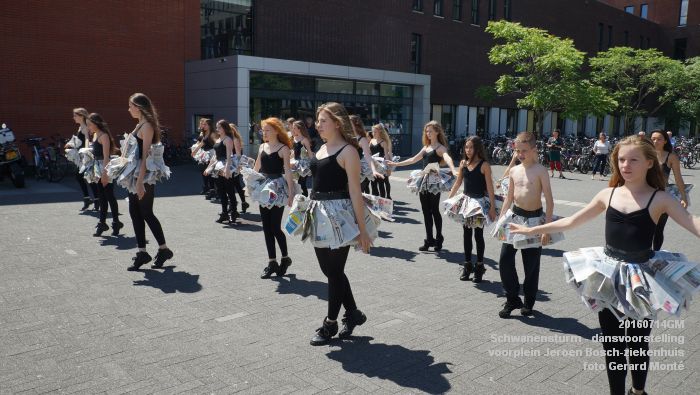 DSC06189- Schwanensturm - dansvoorstelling op het voorplein van het Jeroen Bosch-ziekenhuis - 14juli2016 - foto GerardMontE web