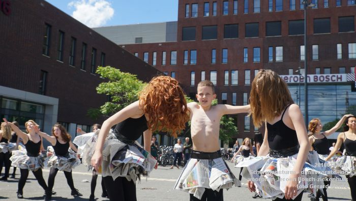 DSC06203- Schwanensturm - dansvoorstelling op het voorplein van het Jeroen Bosch-ziekenhuis - 14juli2016 - foto GerardMontE web