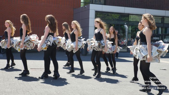 DSC06220- Schwanensturm - dansvoorstelling op het voorplein van het Jeroen Bosch-ziekenhuis - 14juli2016 - foto GerardMontE web