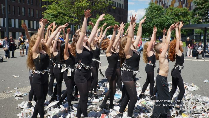 DSC06301- Schwanensturm - dansvoorstelling op het voorplein van het Jeroen Bosch-ziekenhuis - 14juli2016 - foto GerardMontE web