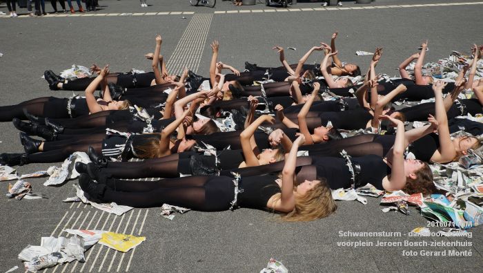 DSC06309- Schwanensturm - dansvoorstelling op het voorplein van het Jeroen Bosch-ziekenhuis - 14juli2016 - foto GerardMontE web