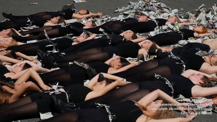 DSC06313- Schwanensturm - dansvoorstelling op het voorplein van het Jeroen Bosch-ziekenhuis - 14juli2016 - foto GerardMontE web