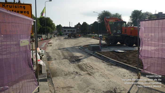 bDSC07866- werken aan een nieuwe Bartenbrug deel 2 - afwerken brug en omgeving - 25juli2016 - foto GerardMontE web bDSC07866- werken aan een nieuwe Bartenbrug deel 2 - afwerken brug en omgeving - 25juli2016 - foto GerardMontE web