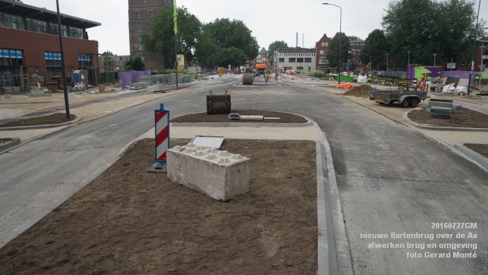gDSC08068- werken aan een nieuwe Bartenbrug deel 2 - afwerken brug en omgeving - 27juli2016 - foto GerardMontE web gDSC08068- werken aan een nieuwe Bartenbrug deel 2 - afwerken brug en omgeving - 27juli2016 - foto GerardMontE web
