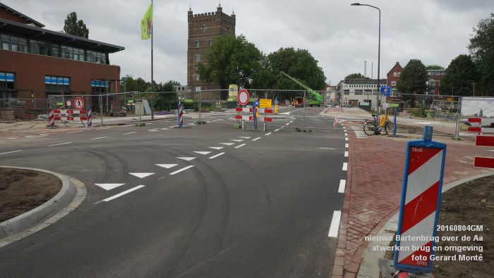 gDSC08963- werken aan een nieuwe Bartenbrug deel 2 - afwerken brug en omgeving - 4aug2016 - foto GerardMontE web gDSC08963- werken aan een nieuwe Bartenbrug deel 2 - afwerken brug en omgeving - 4aug2016 - foto GerardMontE web
