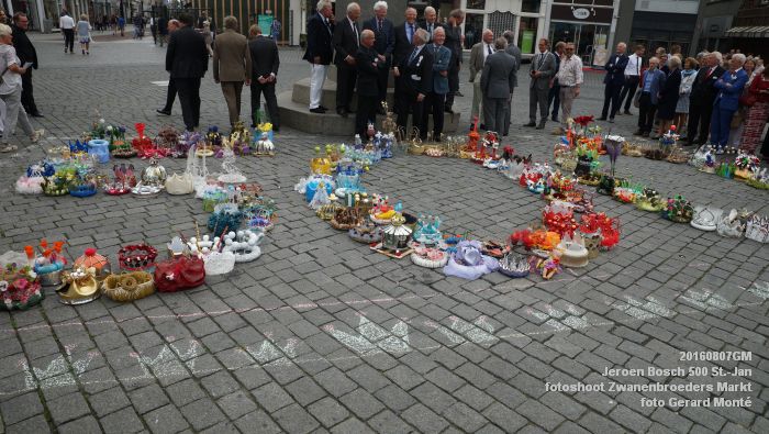DSC09574- Jeroen Bosch 500 - herdenking in hoogmis - fotoshoot Zwanenbroeders Markt - 7aug2016 - foto GerardMontE web DSC09574- Jeroen Bosch 500 - herdenking in hoogmis - fotoshoot Zwanenbroeders Markt - 7aug2016 - foto GerardMontE web